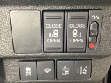 両側電動スライドドアは運転席から操作ができるよう、操作スイッチが付いています。Hondaセンシング用のVSA(ABS+TCS+横滑り抑制)解除と路外逸脱抑制機能などのスイッチがあります。