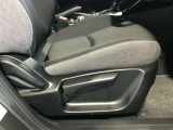 運転席は座面の上下調整ができ適切なドライビングポジションで運転できますよ♪