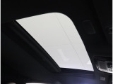 室内に心地いい解放感を。パノラマムーンルーフ付きです。キャンプで星空を眺められます!