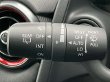 『センサーワイパー』 雨粒の量を感知して自動で、拭き取ってくれるオート機能つき。センサーの感度もダイヤルで調整可能。 拭取るスピードもお任せで便利です。