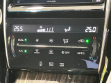 【オートエアコン】一度お好みの温度に設定すれば、車内の温度を検知し風量や温度を自動で調整。暑い&hellip;寒い&hellip;と何度もスイッチ操作をする必要はありません。快適な車内空間には必須の機能ですね♪