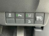 パーキングセンサーもついておりますので駐車などが苦手な方も安心して運転が可能です。