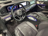 メルセデスのシートは、少し硬めに出来ておりますので、長時間の運転でも疲れにくく、安全にドライビングをお楽しみ頂けます