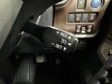 クルーズコントロール機能が付いています。 速度を設定するとアクセルを踏まなくても一定の速度で走ることができます。  高速道路ではとても便利な装置なんです。