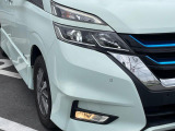 【LEDヘッドライト】悪天候や夜間走行時も良好な視界を確保し安心して運転できる高輝度LEDヘッドライトを装備!点灯速度が早く、消費電力も抑えられています。