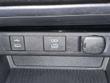 充電用USB端子付き。スマートフォンなどの充電に便利です。