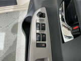 狭い駐車場で便利な電動格納ドアミラーが付いています。