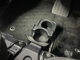 ドリンクホルダー、ちょっとした物も置けるので、便利ですね。