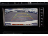 【バックモニター】 後退時に車両の後ろ側を表示します。車庫入れなどでバックする際に安心です。