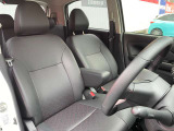 スッキリとした内張で運転席上部だけでなく内張にもドリンクホルダーが付いているので快適にお使いいただけます。