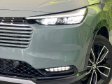 【LEDヘッドライト】悪天候や夜間走行時も良好な視界を確保し安心して運転できる高輝度LEDヘッドライトを装備!点灯速度が早く、消費電力も抑えられています。