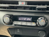 オートエアコンは、温度や風量を自動で調整してくれるため、運転に集中でき、疲労軽減にもつながります。また、車内の温度を一定に保つことで、結露やカビの発生を防ぐ効果もあります。