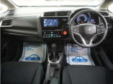 運転にかかわる様々な操作を安全に行えるように視点移動が少なく、操作性に配慮されたスイッチ類が凝縮されたコクピットです。