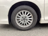 純正アルミ付き。ごらんのデザインが大きい車両を引き締まった感じにさせてくれますね。