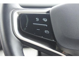 最新の音声認識技術により、自然に話しかけるだけであなたの指示を理解します。また、オーディオシステムなどの操作は、ステアリングホイール上の操作ボタンを介して直感的に行うことができます。