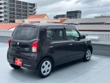 右斜め後ろからの特徴的なフォルム。狭い路地裏でも運転しやすそうな小回りが利くコンパクトボディ♪