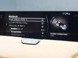 こちらのお車には先進安全装備が多数搭載されています。衝突被害を回避あるいは軽減するためのブレーキや、後方死角からの接近警報、車線逸脱を防止する警報装置など、詳しくはスタッフまでお尋ねください。