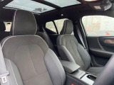 運転席シート廻りは使用感も少なく、良好な状態となっています。前オーナー様が丁寧に使っていたことがよくわかりますね。