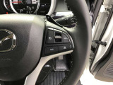 ハンドルにスイッチがたくさんついています。右はクルーズコントロールのスイッチで走行中も運転姿勢を崩すことなく設定できます。