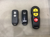 スマートキーを装備しています。鍵を差し込むことなくドアロックの開け閉めと、スタートボタン操作でのエンジンスタートができます。スペアキーも同じものを用意しております。