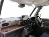 ダイハツのお店では、ダイハツ車を知り尽くしたプロフェッショナルが、専用の診断機器を使って各システムを点検しております。