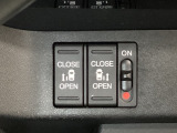 リアドアは乗り降りに便利な両側電動スライドドアです。また運転席に座っていながらスイッチ操作で自在にスライドドアを開け閉めできます。