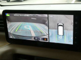 空の上から見下ろすように車の全周囲が表示されるアラウンドビューモニター☆駐車が得意になるとお出掛けも楽しくなります♪