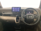 車内は光触媒抗菌消臭施工済です。インパネ周りはスタイリッシュなデザインで機能や装備も充実しています。グローブボックスやカップホルダーのほかにトレーなどたくさんの収納スペースが付いています。