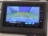 リバースギアに入れるだけで後方の表示へ切り替わります。夜間や雨の日の駐車も楽になりますよ。
