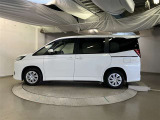 助手席側は電動スライドドアになってます。運転席やキーのリモコンで開閉できるので手が塞がっていても楽に積み降ろし出来ますよ。