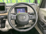 インテリアに合わせたデザインのステアリングは、運転される方のことも考え、運転しやすい形状、大きさです。是非一度、実際に触ってお確かめください。