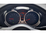 バイクの計器をイメージさせるメーターとメーターバイザー!白色照明で見やすいファインビジョンメーターを採用しました!