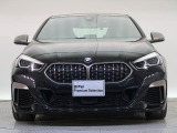 【キドニーグリル】BMWの代名詞。一目見ただけでBMWであると認識できる確固たるアイコンとして存在感を放ちます。