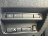 運転席右下に両側スライドドア開閉操作ボタン、電源ボタン等ついてます!