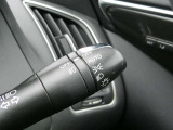 高速道路のトンネル通過等で重宝するオートライト機能付です。