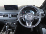 【運転席インテリアデザイン】左右対称のインテリアデザインでドライバーを包み込み運転に集中できるように設計されています。