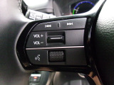 ハンドルにオーディオの操作スイッチが装備されています。視線を前方から外さずハンドルから手を離さずに操作できるので安心です。