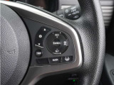 【アダプティブクルーズコントロール】ステアリングのスイッチを操作するとミリ波レーダーで先行車との距離を測定。設定を適切に保ちながら加速・減速、さらに停止まで自動に追従します。
