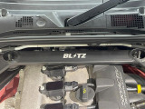 【BLITZタワーバー】お車の剛性を高めるタワーバーを装備。よりスムーズなコーナリング走行が可能となり、走りも楽しめます。