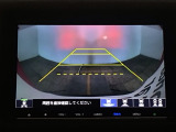 【バックカメラ】運転が苦手な方も車庫入れラクラクです!ギアをリバースに入れれば自動的に切り換わりますので、面倒な操作は不要です♪狭い駐車場もお車を傷つけず安心ですね!