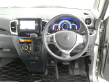 運転席からの視界はこんな感じです☆お気軽にご来店いただき、実際に座って是非お確かめください。ドライバーに寄り添う快適な操作フィールをもたらすステアリングです。