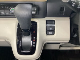 CVT車のセレクトレバーです。低速から高速まで、変速ショックのないスムーズな走りと、エンジン効率のよい領域を維持して燃費にも貢献します。サイドブレーキはスイッチ操作の電子制御パーキングブレーキです。