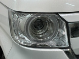 LEDヘッドライトは、点灯の瞬間から最大光量を発揮し、突然暗くなるトンネルなどでの安定感を高めます。