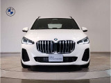 【BMWの伝統】BMWの特徴的な&ldquo;キドニーグリル&rdquo;は、80年以上続く伝統の形でございます。変わらないこだわりのデザインが、プレミアムブランド&ldquo;BMW&rdquo;を創り出します。