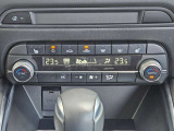 【フルオートエアコン】運転席と助手席の温度調整がそれぞれ出来るフルオートエアコン装備です。これなら暑がりなご主人、寒がりな奥様が同乗されても問題ないですね。