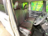 運転席まわりには十分なスペースがあり、大柄な方でもゆったり運転していただける環境です。
