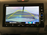 リバースギアに入れるだけで後方の表示へ切り替わります。夜間や雨の日の駐車も楽になりますよ。