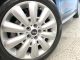 ●純正18インチアルミホイール:輸入車ならではの卓越した走りを支えるホイールと足回りです!日本車の走りに慣れている方にもぜひ体感して頂きたいほど、高いレベルでまとまっています!