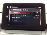 フォワードセンシングカメラで認識した交通標識をアクティブドライビングディスプレイに表示し、交通標識の見落とし防止を図り、安全運転を支援します。