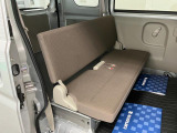 【リヤシート】折り畳み式のベンチシート。短距離移動や作業者には十分です。